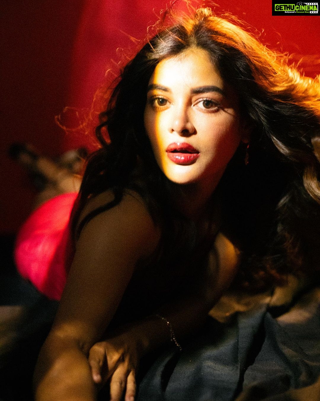 Madhumita Sarcar Instagram - सितारों में ले चलूँ😌🥀🌶️ . . . @abhinaskarphotography @sahababusona @makeupartist__deepak @tamashreeroy