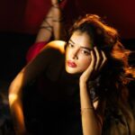 Madhumita Sarcar Instagram - सितारों में ले चलूँ😌🥀🌶️ . . . @abhinaskarphotography @sahababusona @makeupartist__deepak @tamashreeroy