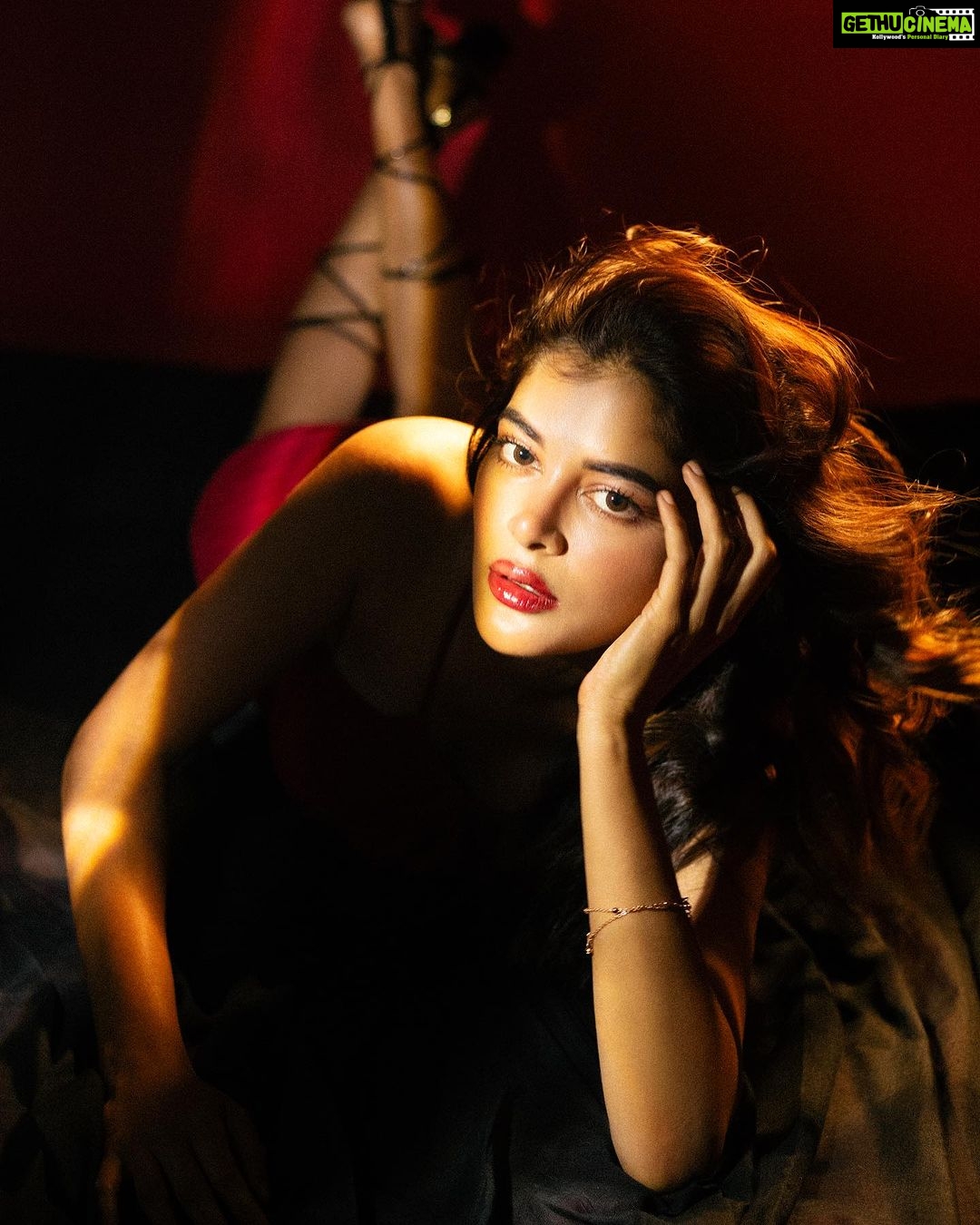 Madhumita Sarcar Instagram - सितारों में ले चलूँ😌🥀🌶️ . . . @abhinaskarphotography @sahababusona @makeupartist__deepak @tamashreeroy