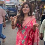 Madhumita Sarcar Instagram - শুভ মহাষষ্ঠী। Khawa dawa toh shobe shuru😋 Wishing y’all a fantastic puja ahead❤️❤️