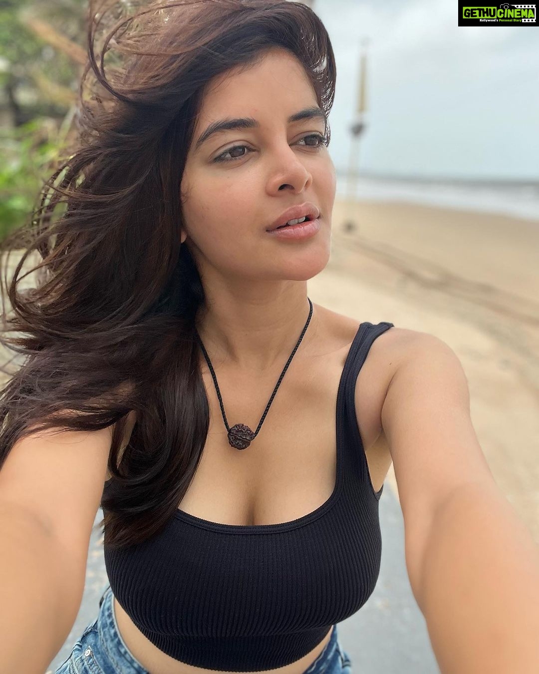 Madhumita Sarcar Instagram - Just living…🌏🧿 #nofilter
