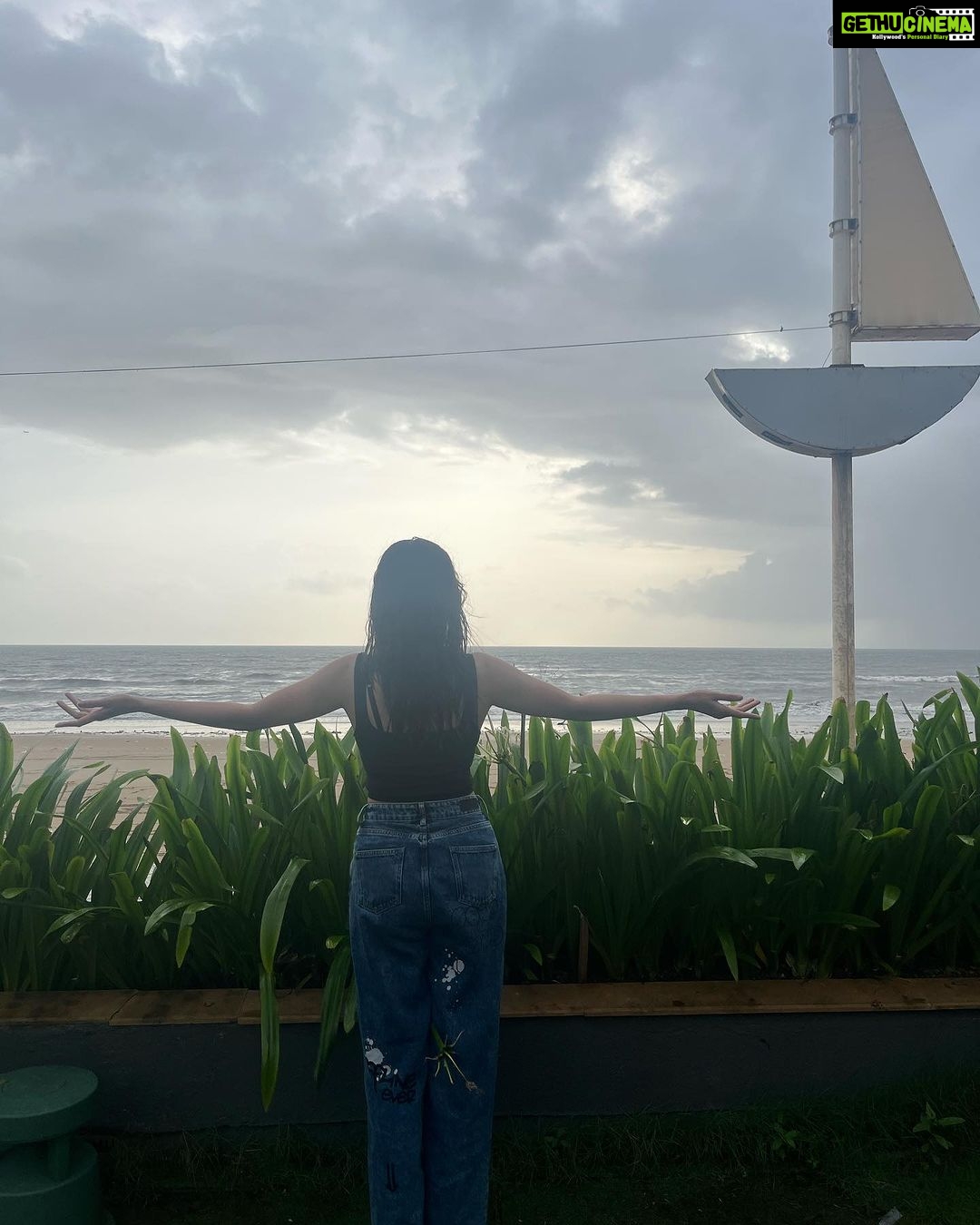 Madhumita Sarcar Instagram - Just living…🌏🧿 #nofilter