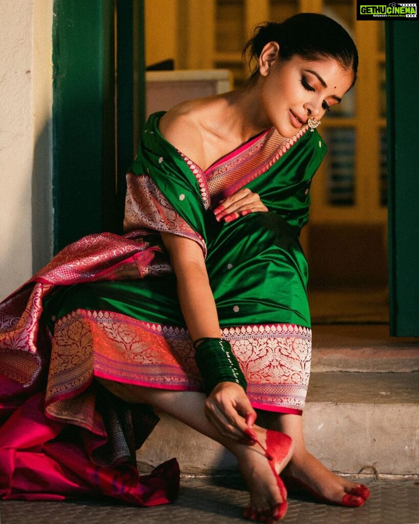 Madhumita Sarcar Instagram - বসে আছি পথ চেয়ে যত ভাবি ভুলে যাব, মন মানে না। @abhinaskarphotography @makeupbysumanganguly @hairstylist_kushal @style_by_madhab @ethnic_boutique61
