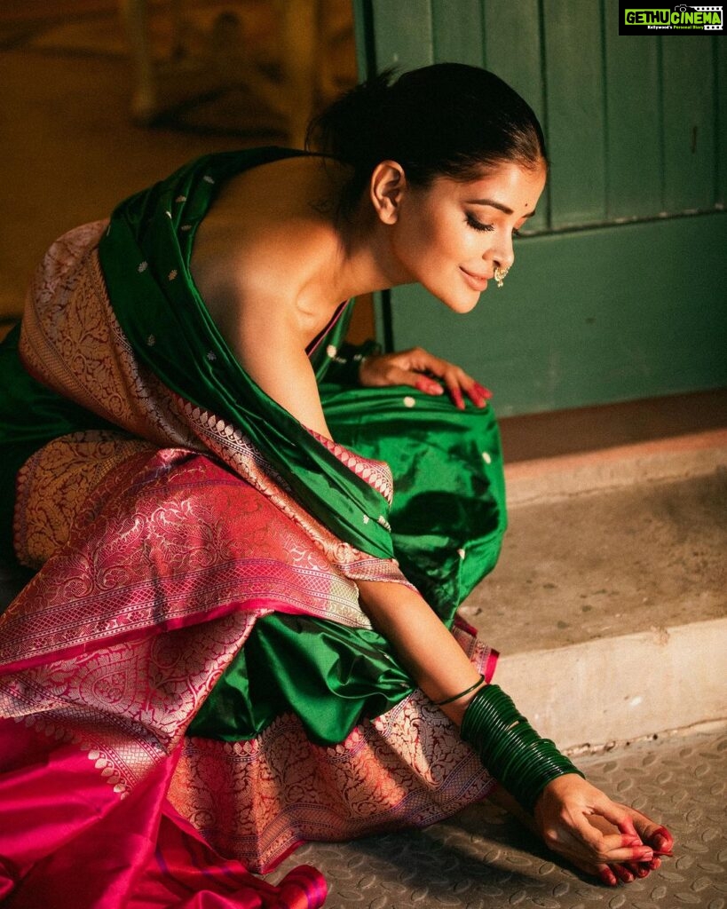 Madhumita Sarcar Instagram - বসে আছি পথ চেয়ে যত ভাবি ভুলে যাব, মন মানে না। @abhinaskarphotography @makeupbysumanganguly @hairstylist_kushal @style_by_madhab @ethnic_boutique61