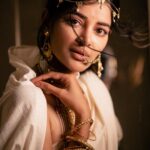 Madhumita Sarcar Instagram - তুমি রবে নীরবে . . . @abhinaskarphotography @makeupbysumanganguly @hairstylist_kushal @style_by_madhab Jewellery @gahanejewellery