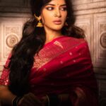 Madhumita Sarcar Instagram - Say what? . . . . . @abhinaskarphotography @makeupbysumanganguly @hairstylist_kushal @style_by_madhab @ethnic_boutique61
