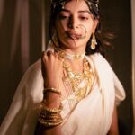 Madhumita Sarcar Instagram - তুমি রবে নীরবে . . . @abhinaskarphotography @makeupbysumanganguly @hairstylist_kushal @style_by_madhab Jewellery @gahanejewellery