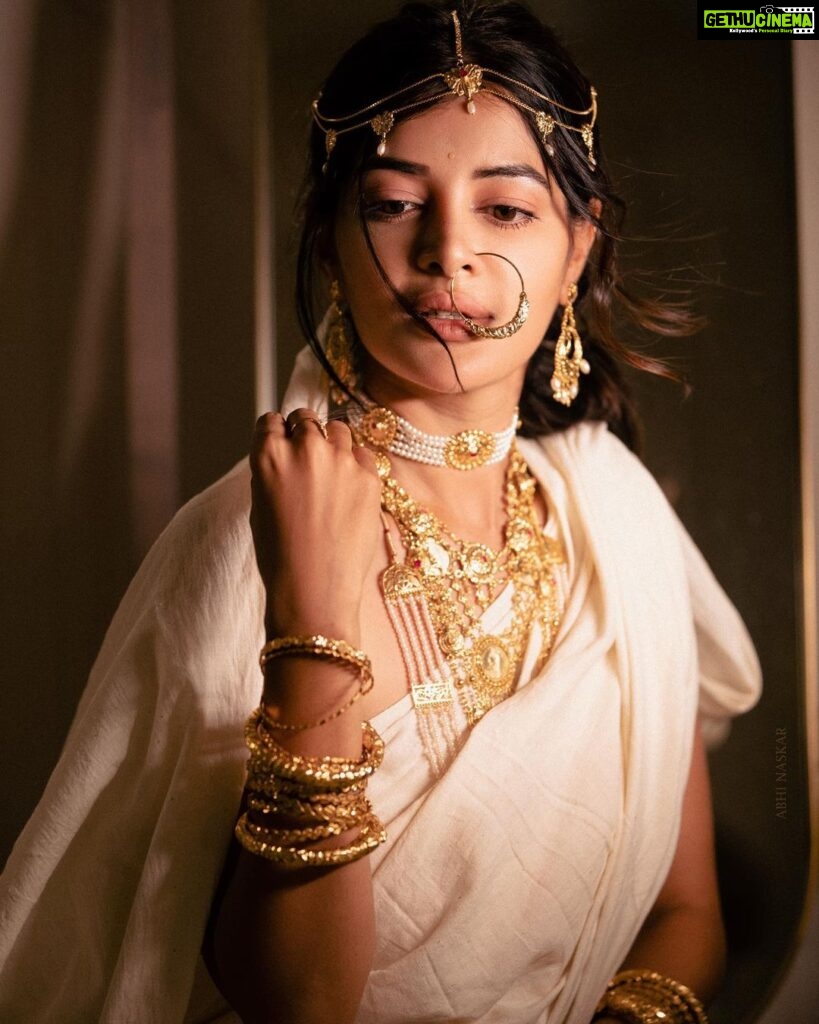 Madhumita Sarcar Instagram - তুমি রবে নীরবে . . . @abhinaskarphotography @makeupbysumanganguly @hairstylist_kushal @style_by_madhab Jewellery @gahanejewellery