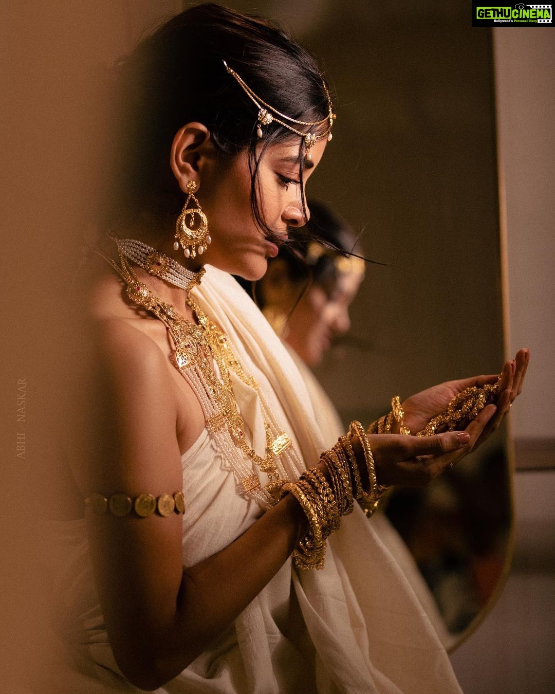 Madhumita Sarcar Instagram - তুমি রবে নীরবে . . . @abhinaskarphotography @makeupbysumanganguly @hairstylist_kushal @style_by_madhab Jewellery @gahanejewellery