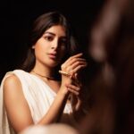 Madhumita Sarcar Instagram - তুমি রবে নীরবে . . . @abhinaskarphotography @makeupbysumanganguly @hairstylist_kushal @style_by_madhab Jewellery @gahanejewellery