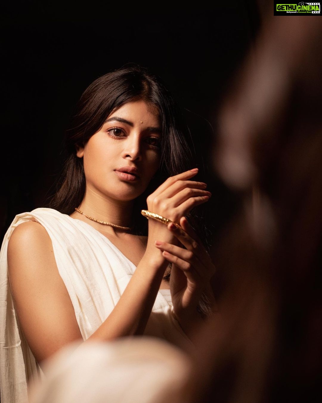 Madhumita Sarcar Instagram - তুমি রবে নীরবে . . . @abhinaskarphotography @makeupbysumanganguly @hairstylist_kushal @style_by_madhab Jewellery @gahanejewellery