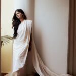 Madhumita Sarcar Instagram - ভুলিতে নাহি পারি . . . @abhinaskarphotography @makeupbysumanganguly @hairstylist_kushal @basicsbymadhab