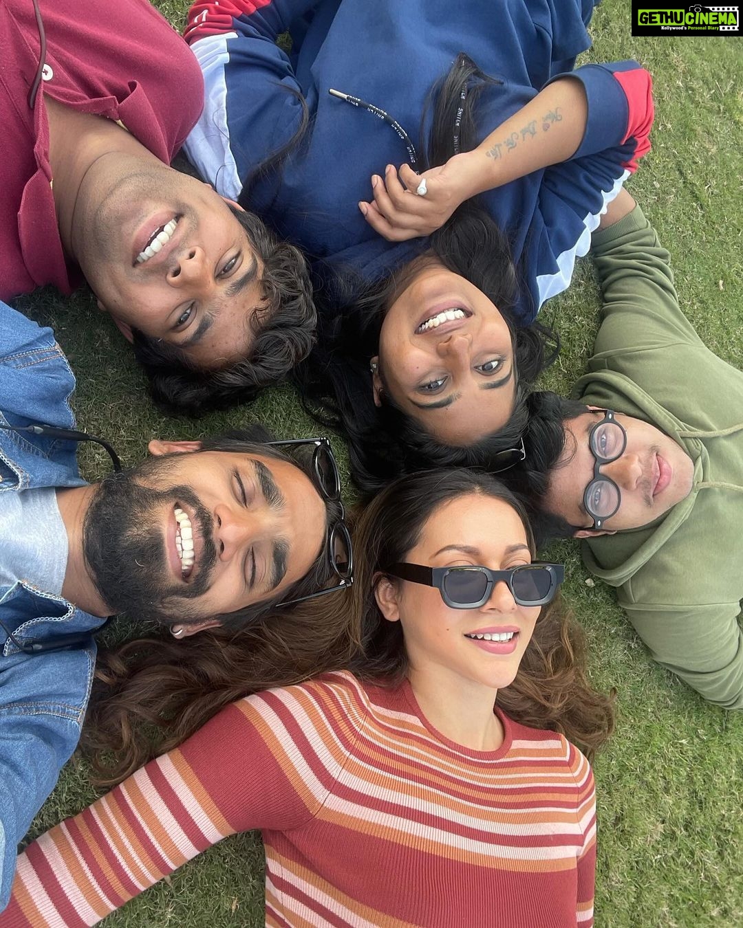 Madhurima Roy Instagram - I’ll look back and my heart only smiles for this one. Bunch of most beautiful and heartwarming people coming together to make a film, ever so special. This will always feel like a warm hug 🤗 ‘Shalimar aur Main’ the title but now feels like ‘Shalimar aur Hum’❤️ Thank you to each one of you in knitting this special one together, it’s a wrap for now 💫 Bhimtal Utrakhand