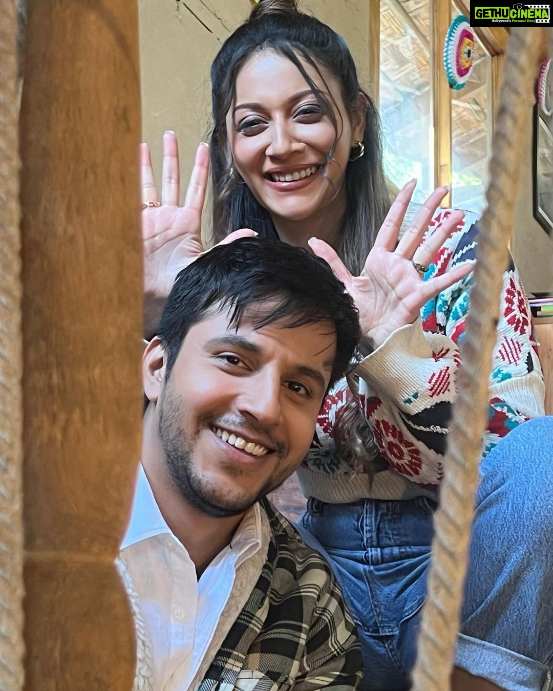 Madhurima Roy Instagram - I’ll look back and my heart only smiles for this one. Bunch of most beautiful and heartwarming people coming together to make a film, ever so special. This will always feel like a warm hug 🤗 ‘Shalimar aur Main’ the title but now feels like ‘Shalimar aur Hum’❤️ Thank you to each one of you in knitting this special one together, it’s a wrap for now 💫 Bhimtal Utrakhand