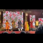 Madhushree Instagram - Nigdi pgm dhamaka . Amazing public.. dancing on my song #mahive with all talented singers in #pipmri #diwali #pahat pgm #nachiketlele #padmanabh #madhura #amritasubhash