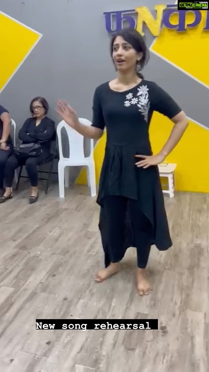 Madhushree Instagram - Enjoying rehearsal . my upcoming film song .. #bollywood #robbybadal #kumpal #songs #music #artist #kumpalpatel #kanhaiya