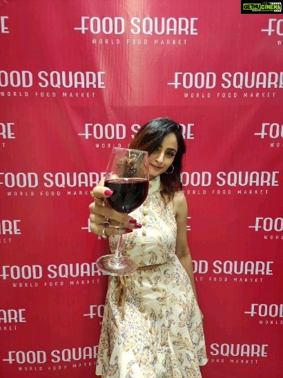 Madirakshi Mundle Instagram - Life through a rose tinted looking glass 🍷 🥂 Badhaiya mere dost @abhayvakil01 Tasty food! @foodsquareindia
