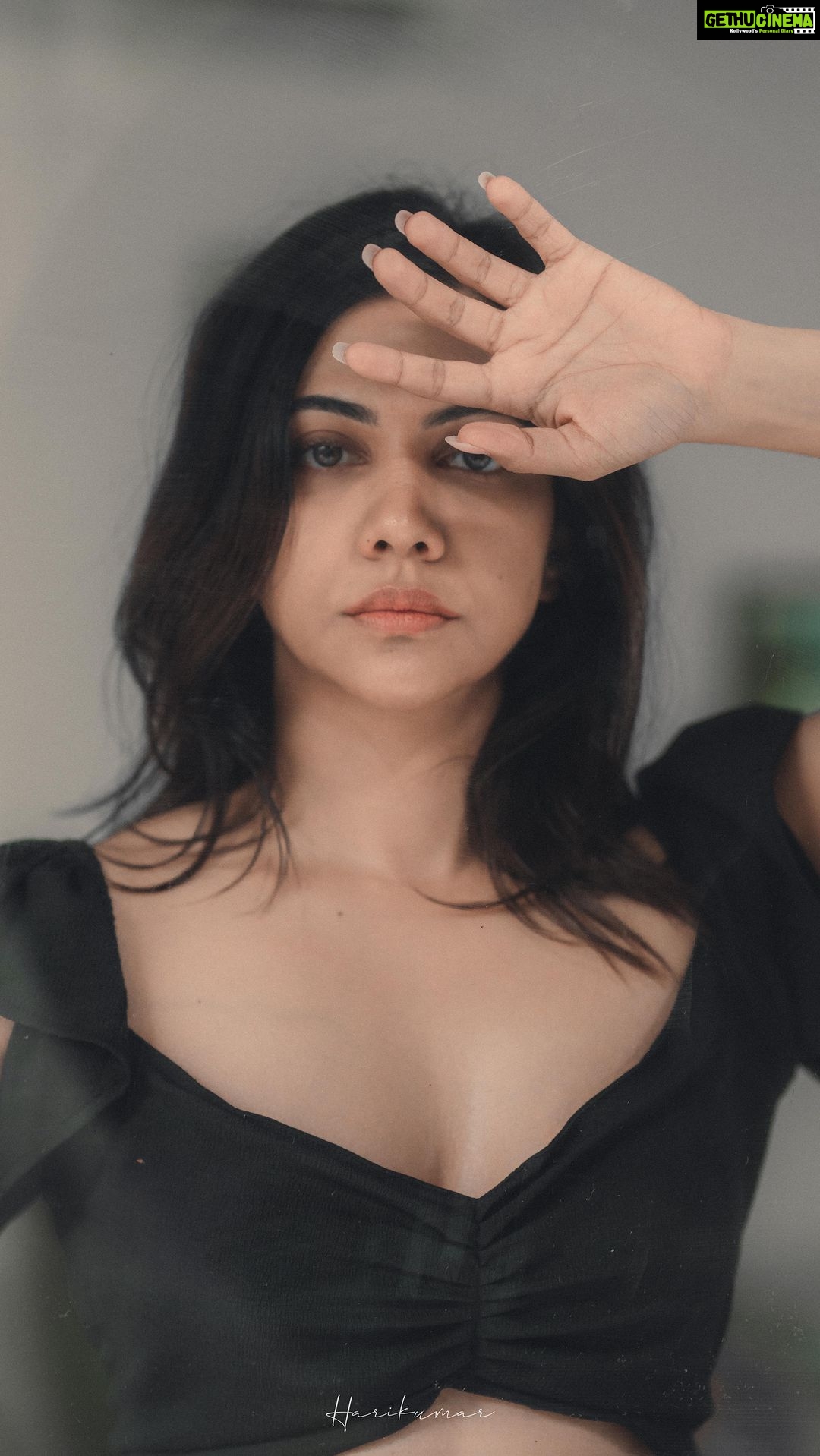 Madonna Sebastian Instagram - š¤ Photography: @_harikumar._ Bts : @__naim.___ Styled by @styyledbyjoe @joe_elize_joy Assisted by : @jubin_vincent MUAH : @laxmi_saneesh Outfit : @bandhan_my_boutique Location: @canvas_restaurant_pizzeria