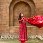 Maera Mishra Instagram – Need more confidence? 
Wear Red❤️ 
Outfit by @nehamtaonline 🌸
PR by @ashwanivolvorine 
#redsuit #red #indian #indianfashion