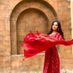 Maera Mishra Instagram – Need more confidence? 
Wear Red❤️ 
Outfit by @nehamtaonline 🌸
PR by @ashwanivolvorine 
#redsuit #red #indian #indianfashion