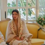 Mahira Khan Instagram - My mother had one wish… to start the wedding with a dua. My beautiful Ama, who is in a wheel chair - one would think she can’t do much - but really, she can do everything and anything. She sat and managed the decoration downstairs, the table, the moving around of furniture anddd she was ready dot on time.. 🤍 Alhumdulillah for our parents. Later on that day, my childhood girlfriends had a mayun for me 🥹🫶 Alhumdulillah for friends I can call my sisters. P.S I took a bud of the motia and put it in my baali before going down.. for my Nani and Dadi. 💛 16.09.23