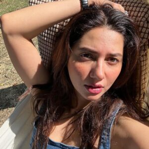 Mahira Khan Instagram - Hi, let’s break the algorithm ☀️

P.S  thank you @bioliteuae for the aaahmazing diamond glow facial.. skin is glowing even after days. Immaaa coming back ♥️