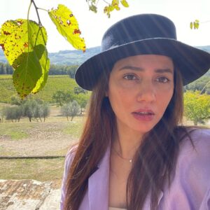 Mahira Khan Instagram - Hi, let’s break the algorithm ☀️

P.S  thank you @bioliteuae for the aaahmazing diamond glow facial.. skin is glowing even after days. Immaaa coming back ♥️