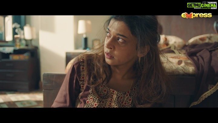 Mahira Khan Instagram - The hero of the story is Razia… I narrated this story, others supported her story .. but now it’s all her. Rooting for her. Razia Apni kahani khud khatam Karey gi… 👊🏼 Watch the last episode of Razia tonight at 8 pm, only on @entexpresstv 🙏🏼