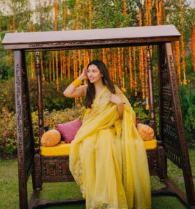 Mahira Khan Instagram - My Khadija made this sari for me… 
✨🌙

Pray for you everyday, K 🫶

@elanofficial 💛

30.09.23
