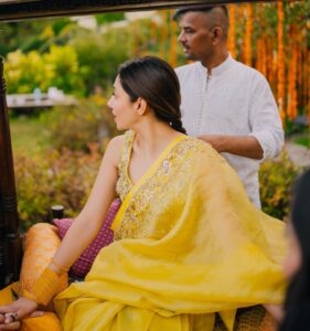 Mahira Khan Instagram - My Khadija made this sari for me… 
✨🌙

Pray for you everyday, K 🫶

@elanofficial 💛

30.09.23