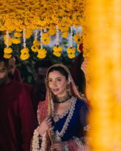 Mahira Khan Instagram - Right before we were heading down.. Asim put a whole string of motias on my arm.. 
just because.. he is Asim and I’m his mahiru.. forever InshAllah 💜

Mehndi 💜

29.09.23