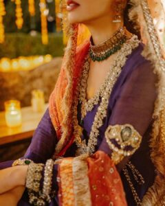 Mahira Khan Instagram - Right before we were heading down.. Asim put a whole string of motias on my arm.. 
just because.. he is Asim and I’m his mahiru.. forever InshAllah 💜

Mehndi 💜

29.09.23