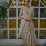 Mahira Khan Instagram - My mother had one wish… to start the wedding with a dua. My beautiful Ama, who is in a wheel chair - one would think she can’t do much - but really, she can do everything and anything. She sat and managed the decoration downstairs, the table, the moving around of furniture anddd she was ready dot on time.. 🤍 Alhumdulillah for our parents. Later on that day, my childhood girlfriends had a mayun for me 🥹🫶 Alhumdulillah for friends I can call my sisters. P.S I took a bud of the motia and put it in my baali before going down.. for my Nani and Dadi. 💛 16.09.23