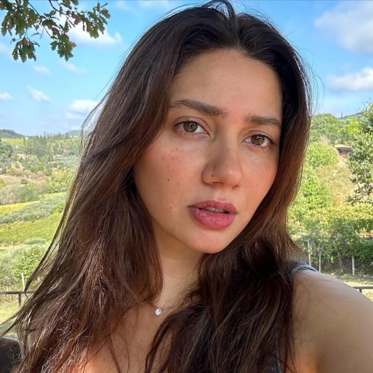 Mahira Khan Instagram - Hi, let’s break the algorithm ☀️ P.S thank you @bioliteuae for the aaahmazing diamond glow facial.. skin is glowing even after days. Immaaa coming back ♥️