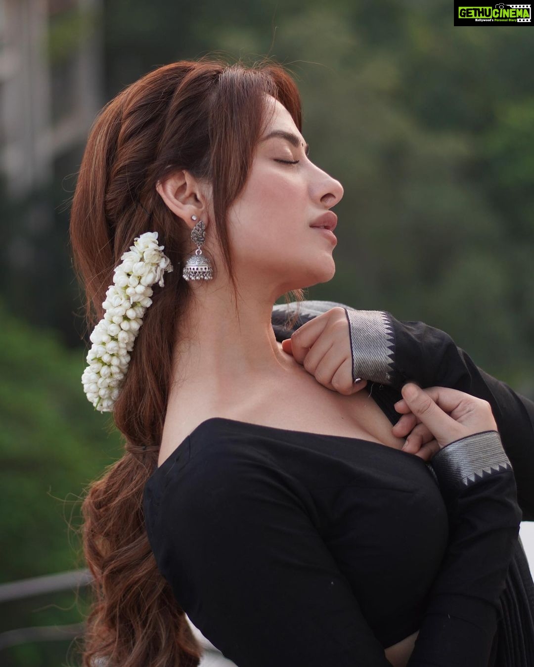Mahira Sharma - 1.2 Million Likes - š¤