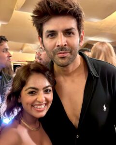 Maira Doshi Instagram - That was it ❤️ 
#AllMains
Ignore my teeth, I ate lipstick ;) 
@wardakhannadiadwala you’ve my heart ❤️ ❤️❤️

#SatyaPremKiKatha #PremierNight
