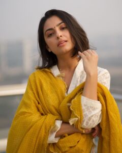 Maira Doshi Instagram - Silence is luxurious 🤍💛🤍
.
.
.
.

@hitesh_paunikar  @nisharmansuri