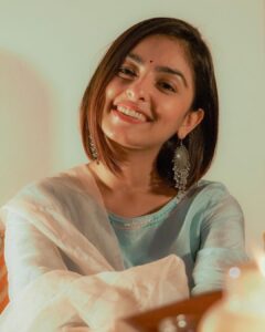 Maira Doshi Instagram - Indian Love! 
By the very talented: @atanu_naik ;) who says that he can’t take good pictures ;)
.
.
.
#Ethenic #EthenicLook #Traditional #Indian #IndianWear #CampaignShoot #Rakshabandhan