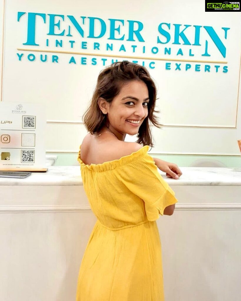 Maira Doshi Instagram - @dr.soniatekchandani and the whole team at @tenderskininternational thank you for being so so amazing ❤️❤️❤️❤️ you’ve all my heart and my skin feels so alive ❤️ #HairSolution #HairAndSkin #TenderSkinClinic