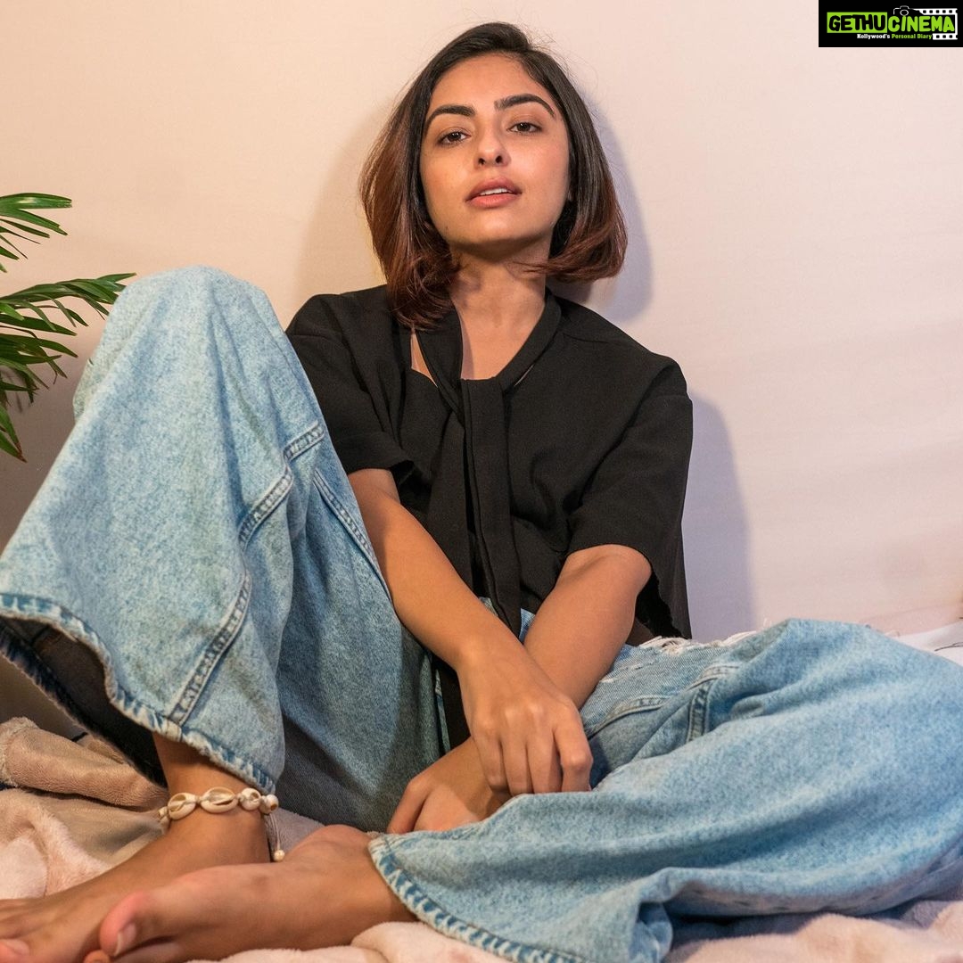 Maira Doshi Instagram - What a strange power there’s in clothing. #RetroVibe #LoveForBaggyClothes #MairaDoshi #BetweenTheShoot #NewHair #ShortHairCut #BobCut