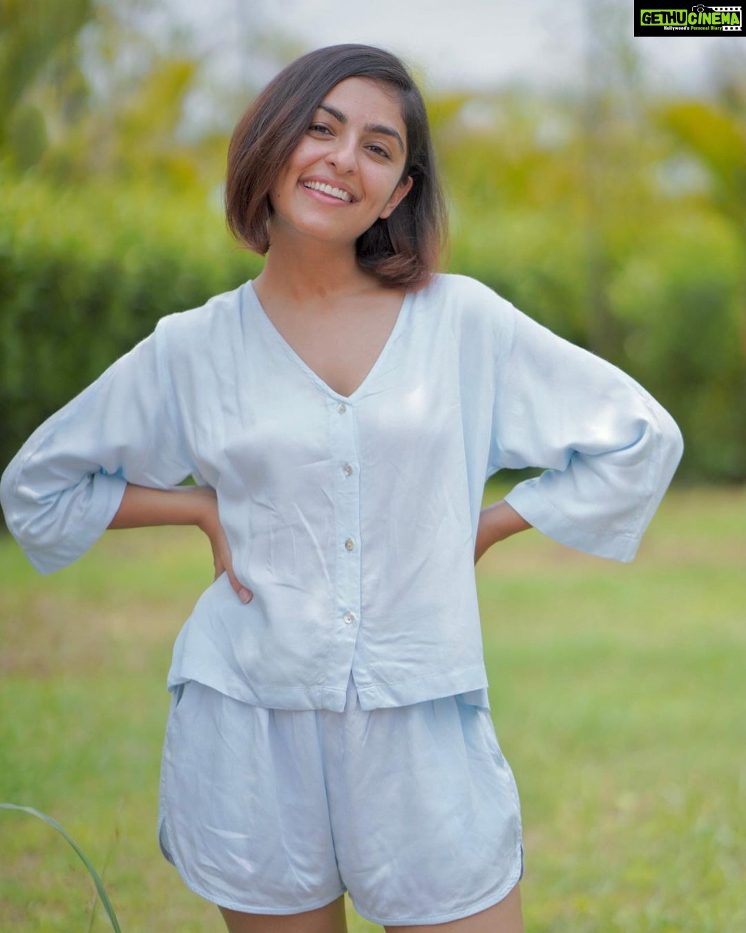 Maira Doshi Instagram - 🦋🦋🦋 . . #BobCut #HairCut #Hair #Obsessing #SkyBlues #DayShoot #LoungingAround #Natureza #ShortHair