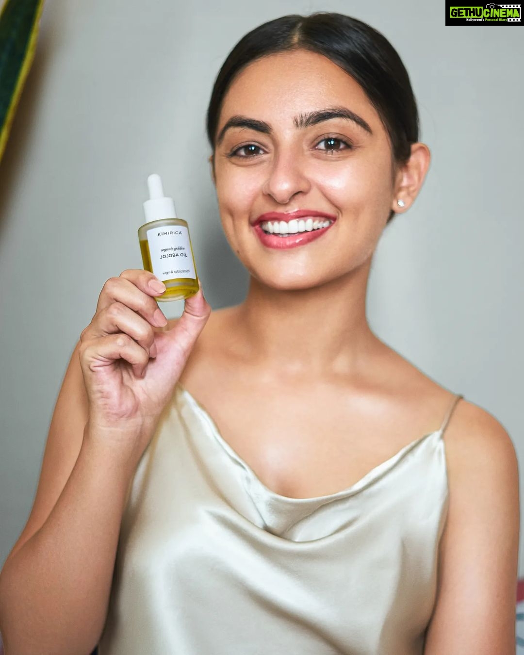 Maira Doshi Instagram - SKIN - the first layer of the human body is often overlooked. A surface that withstands all the seasons, weather, body transformation, and age must be taken care of! Achieving flawless skin isn't taking a moon to the earth, at least now, we got Kimirica's Golden Jojoba Oil! This multi-purpose elixir is: Plant-based Extra Virgin 100% Organic & vegan 100% Natural Non-comedogenic Made without chemicals & Cruelty-free, this does not clog pores and is an absolute blessing for acne-prone skin! Try Kimirica's Golden Jojoba Oil now! @kimirica.shop #skincare #minimal #faceoil #jojobaoil #natural #kimirica #vegan #organic#goldengoodness #facemoisturizer#hydrator #Ad #lightweight#non-sticky#noncomedogenic