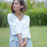 Maira Doshi Instagram - 🦋🦋🦋 . . #BobCut #HairCut #Hair #Obsessing #SkyBlues #DayShoot #LoungingAround #Natureza #ShortHair