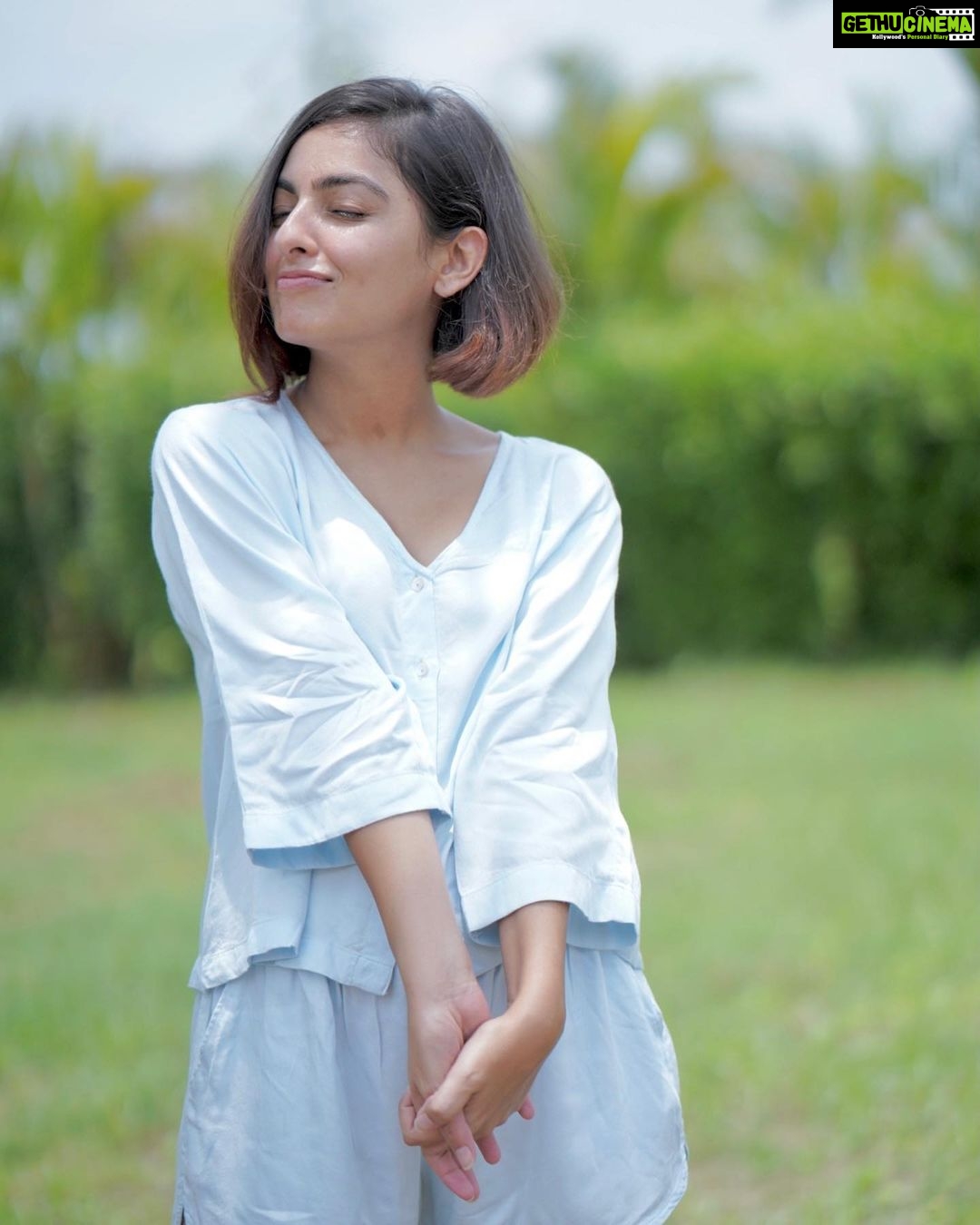 Maira Doshi Instagram - 🦋🦋🦋 . . #BobCut #HairCut #Hair #Obsessing #SkyBlues #DayShoot #LoungingAround #Natureza #ShortHair