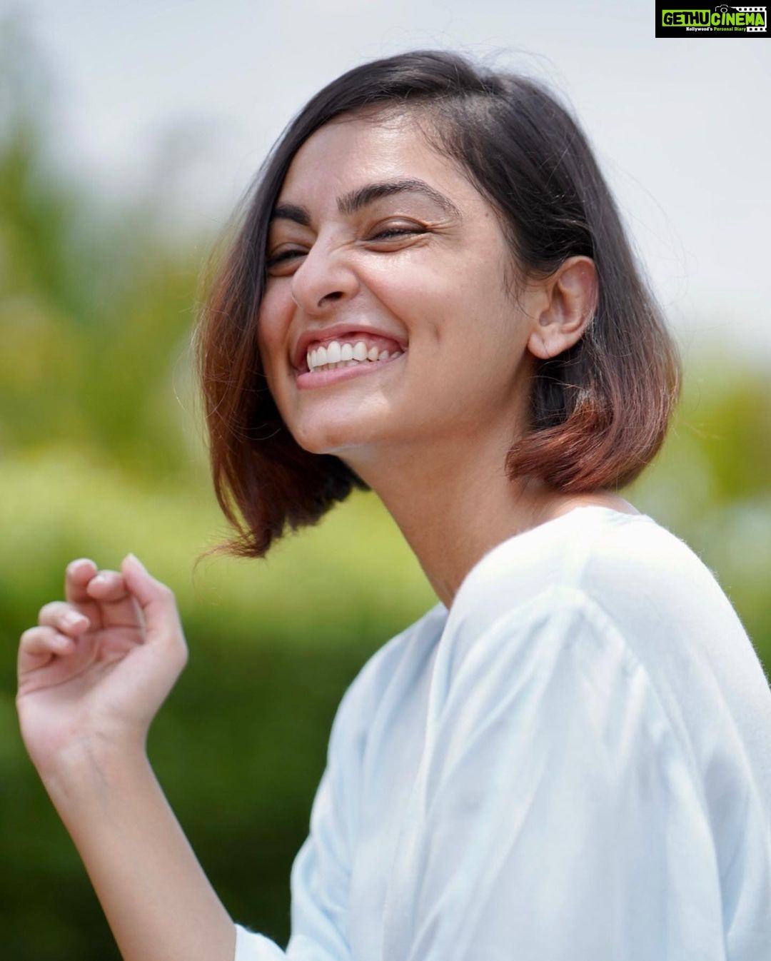 Maira Doshi Instagram - 🦋🦋🦋 . . #BobCut #HairCut #Hair #Obsessing #SkyBlues #DayShoot #LoungingAround #Natureza #ShortHair