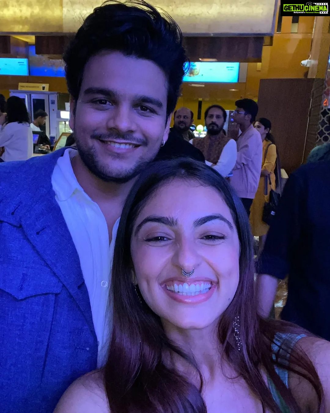 Maira Doshi Instagram - #KehvatlalPariwar Premier! What a beautiful film and stunning performances by favorites! @shraddhadangar_official @bhavyagandhi97, you guys are bunch of talents, so proud ❤️ Beautifully directed by @director_vipul_mehta