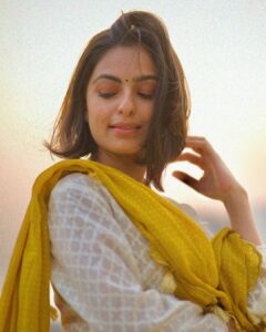Maira Doshi Instagram - Silence is luxurious 🤍💛🤍
.
.
.
.

@hitesh_paunikar  @nisharmansuri