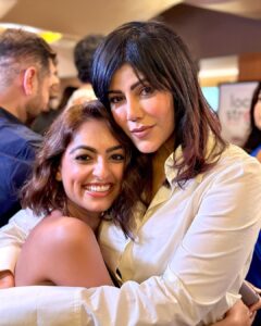 Maira Doshi Instagram - That was it ❤️ 
#AllMains
Ignore my teeth, I ate lipstick ;) 
@wardakhannadiadwala you’ve my heart ❤️ ❤️❤️

#SatyaPremKiKatha #PremierNight