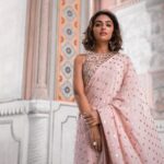 Maira Doshi Instagram – Wishing you all a very Happy Diwali 🪔

#Diwali2023

This stunning outfit by stunning people @vanaethnics ❤️

Jewellery: @copper_art_jewellery