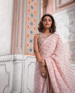 Maira Doshi Instagram - Wishing you all a very Happy Diwali 🪔

#Diwali2023

This stunning outfit by stunning people @vanaethnics ❤️

Jewellery: @copper_art_jewellery